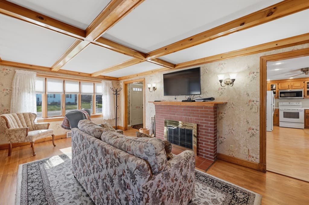 Single Family Residence at 37 Warrenton Road, Haverhill MA 01832, photo 6 of 33