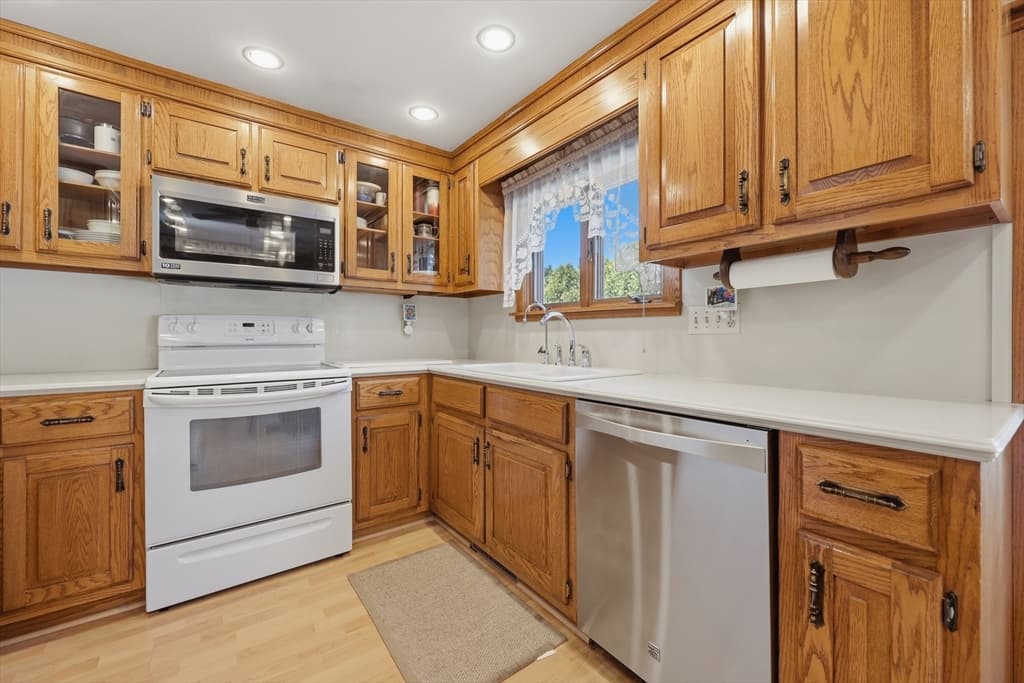 Single Family Residence at 37 Warrenton Road, Haverhill MA 01832, photo 5 of 33