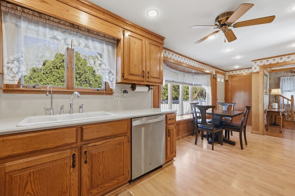 Single Family Residence at 37 Warrenton Road, Haverhill MA 01832, photo 4 of 33