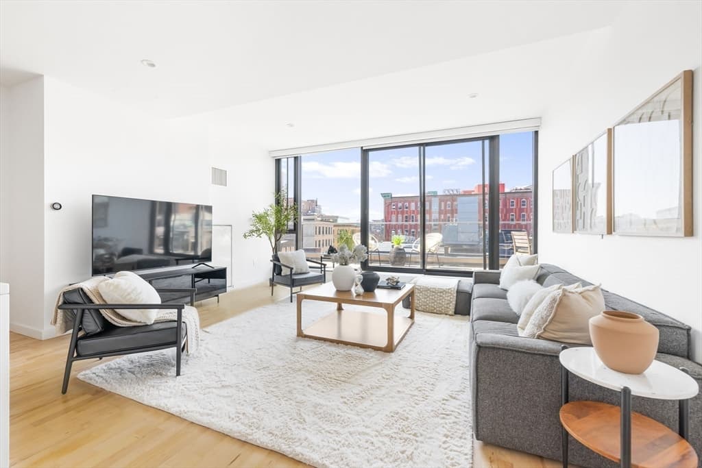 Condominium at 346 Congress St # 703, Boston MA 02210, photo 3 of 38