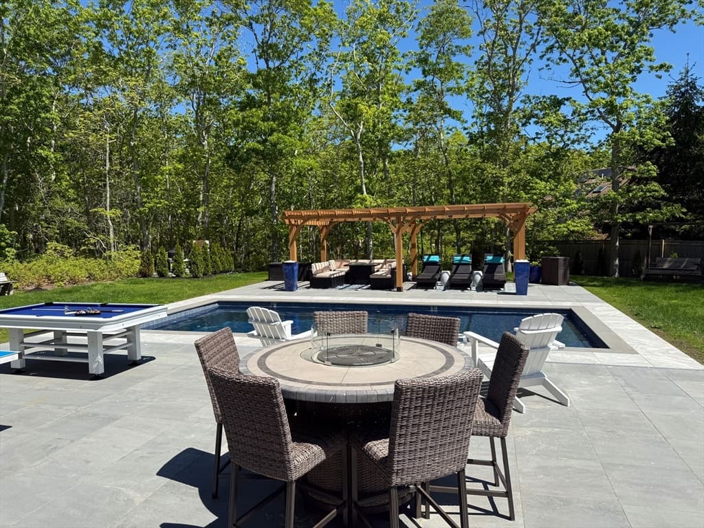 Single Family Residence at 105 Whalers Walk, Edgartown MA 02539, photo 9 of 28
