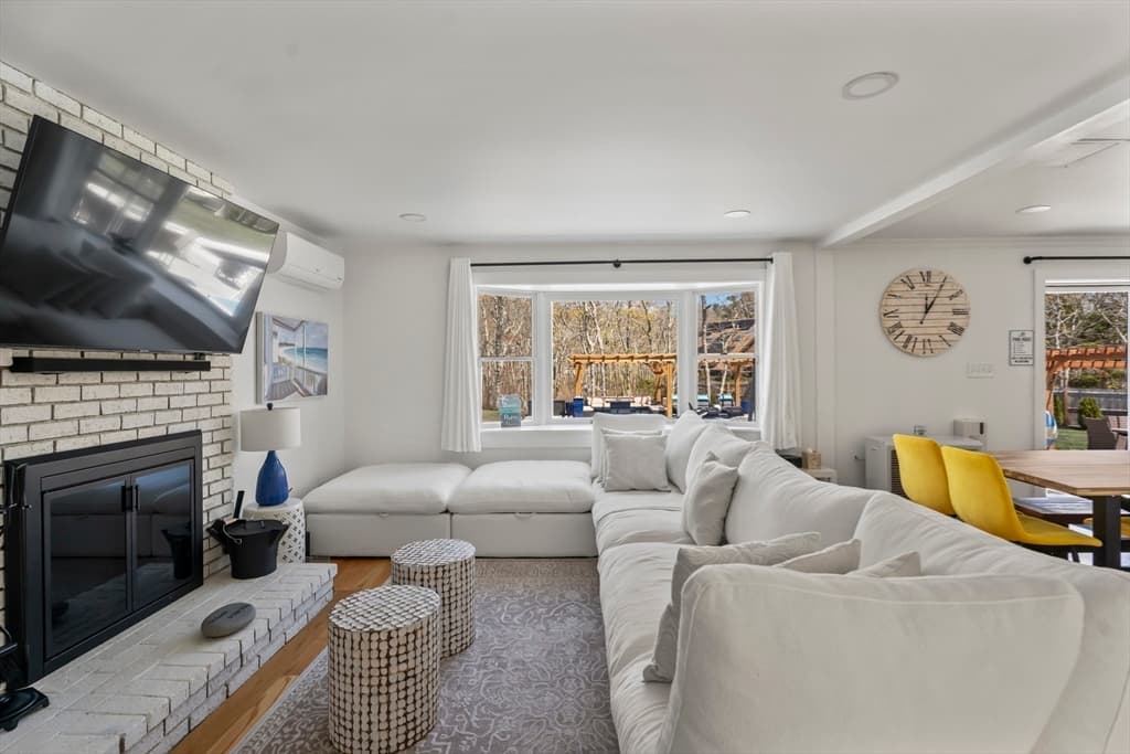 Single Family Residence at 105 Whalers Walk, Edgartown MA 02539, photo 4 of 28