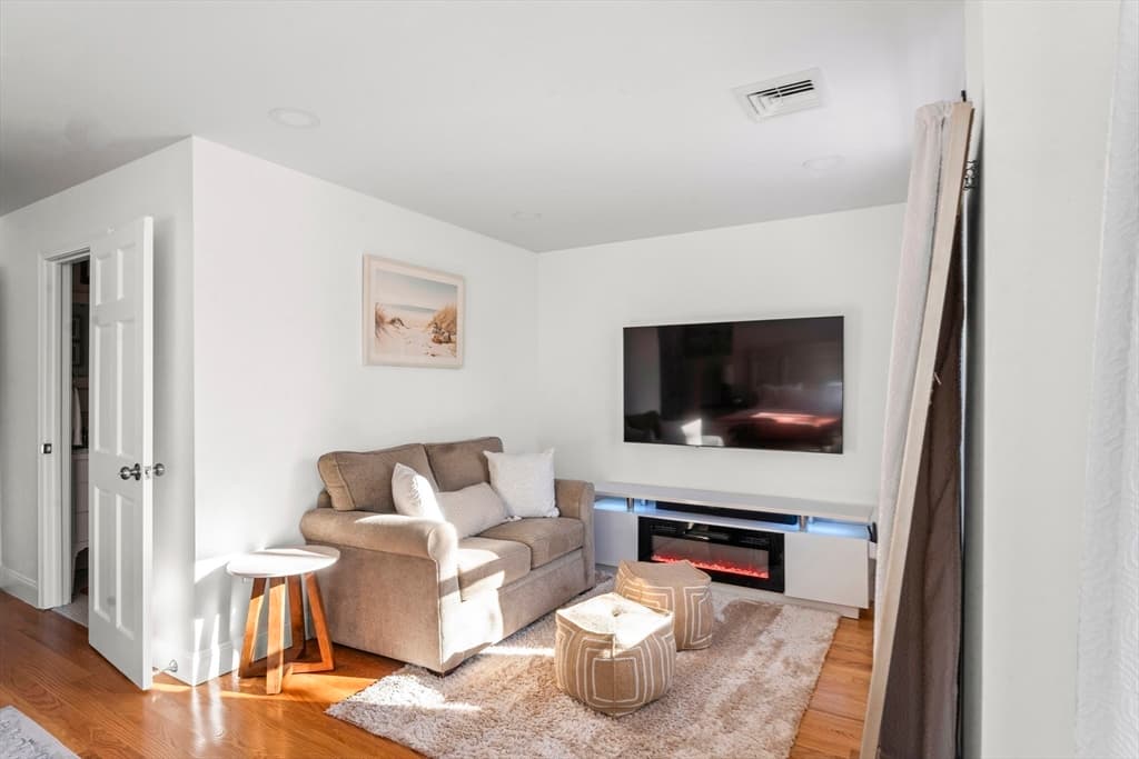 Single Family Residence at 105 Whalers Walk, Edgartown MA 02539, photo 21 of 28
