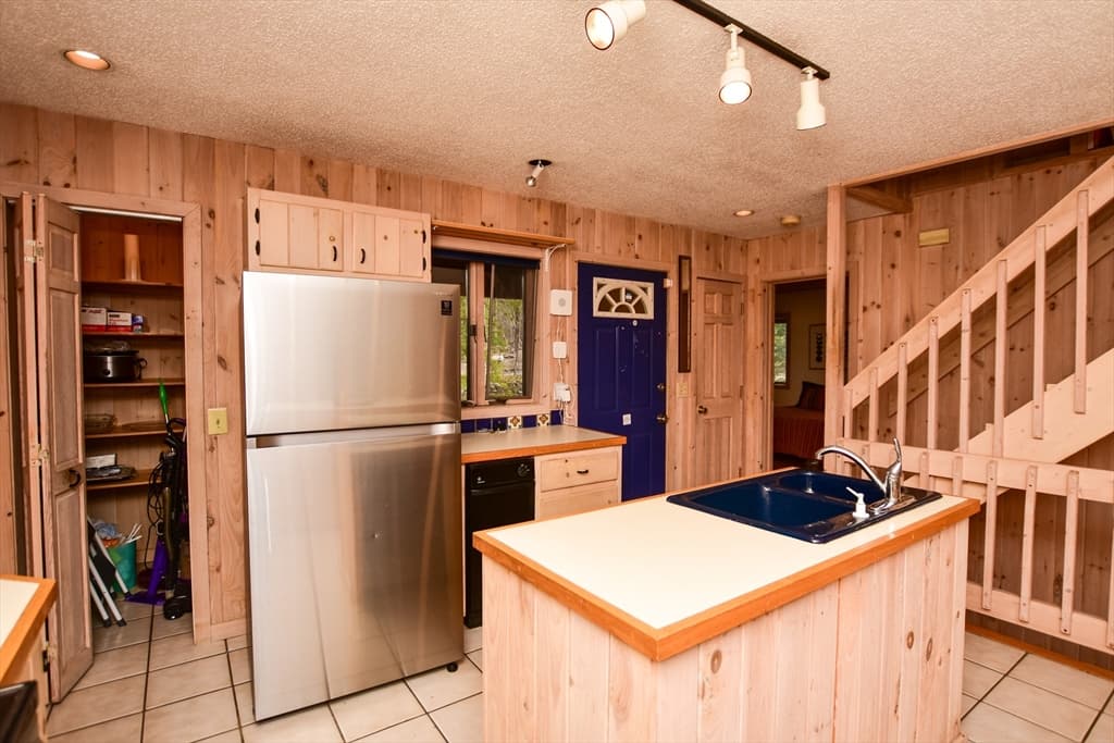 Single Family Residence at 283 Benton Hill Rd, Becket MA 01223, Becket, photo 5 of 42
