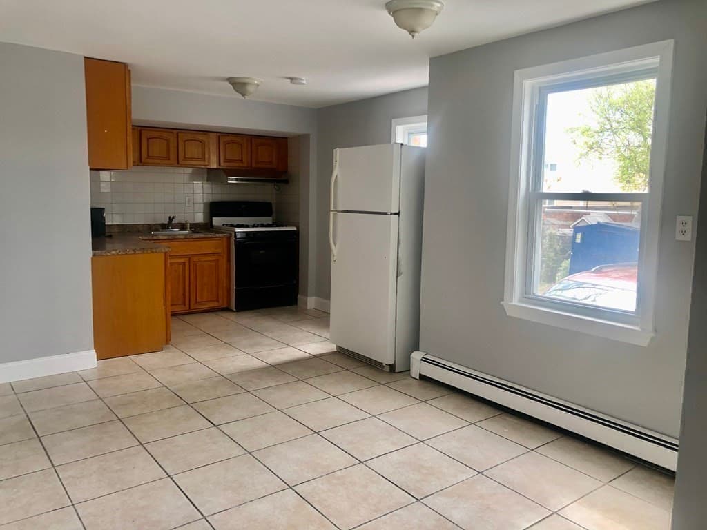 3 Family at 15 4th Street, Lowell MA 01850, photo 9 of 37