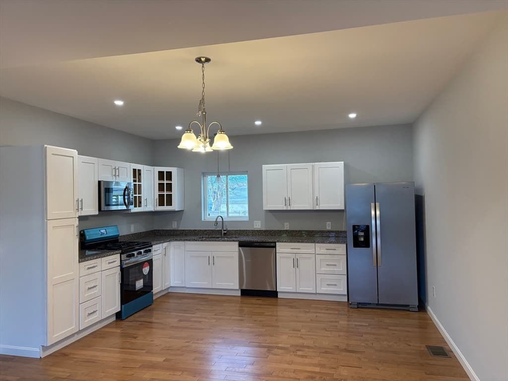 Condominium at 184 Avenue C # 3, Woonsocket RI 02895, Woonsocket, photo 2 of 10