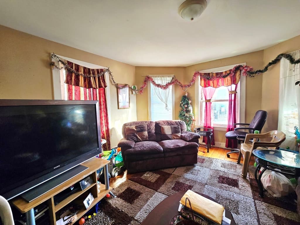 3 Family at 29 Cambridge St, Worcester MA 01603, photo 5 of 36