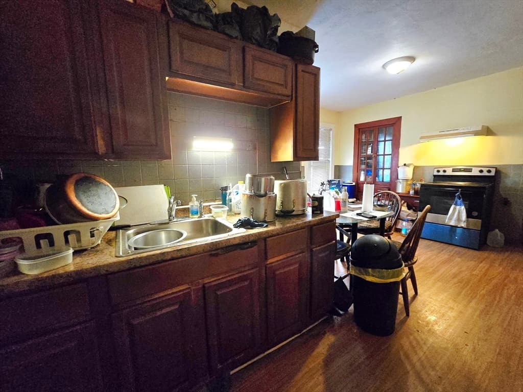 3 Family at 29 Cambridge St, Worcester MA 01603, photo 10 of 36