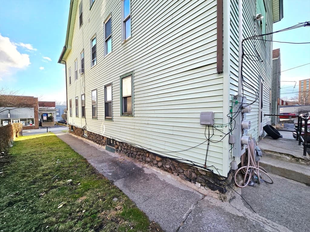3 Family at 29 Cambridge St, Worcester MA 01603, photo 4 of 36