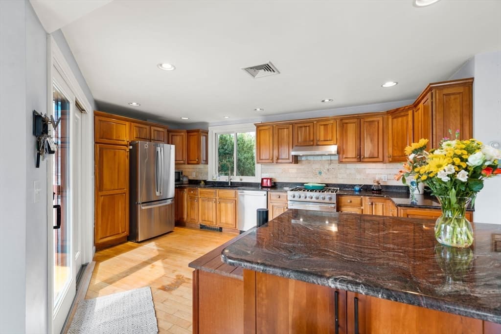 12 Andrews Street, Gloucester MA 01930 photo 3