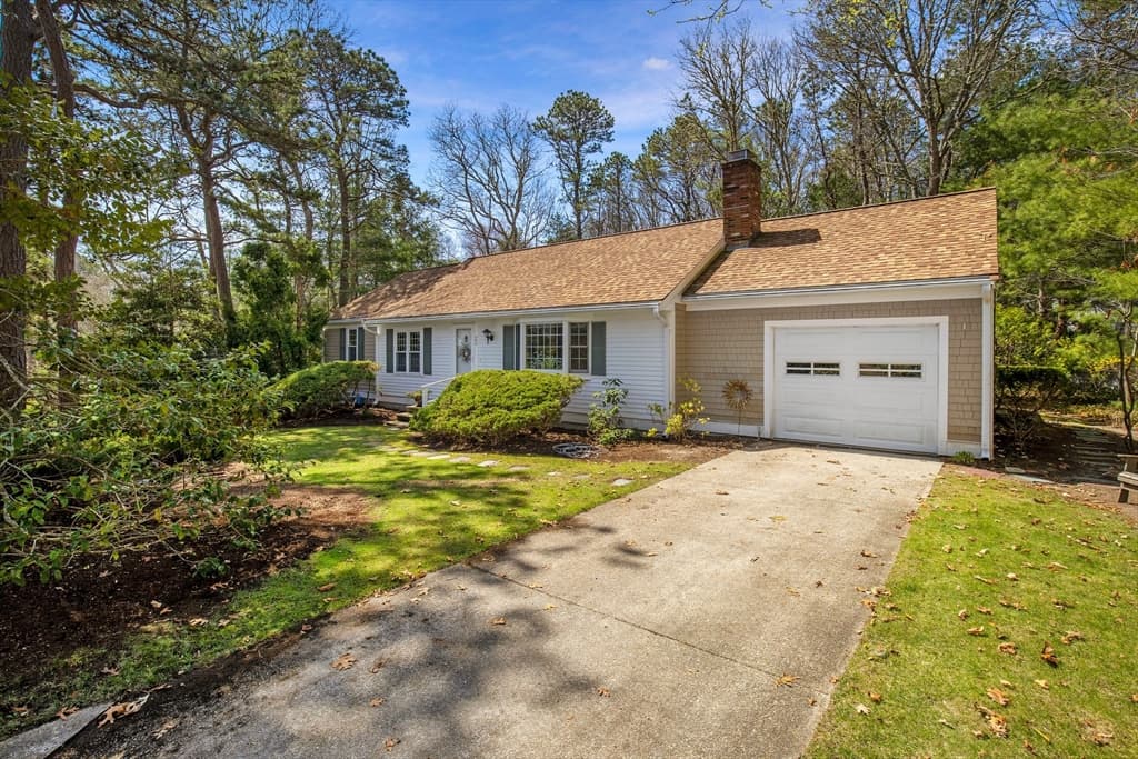 23 Penny Royal Ln, Falmouth MA 02536