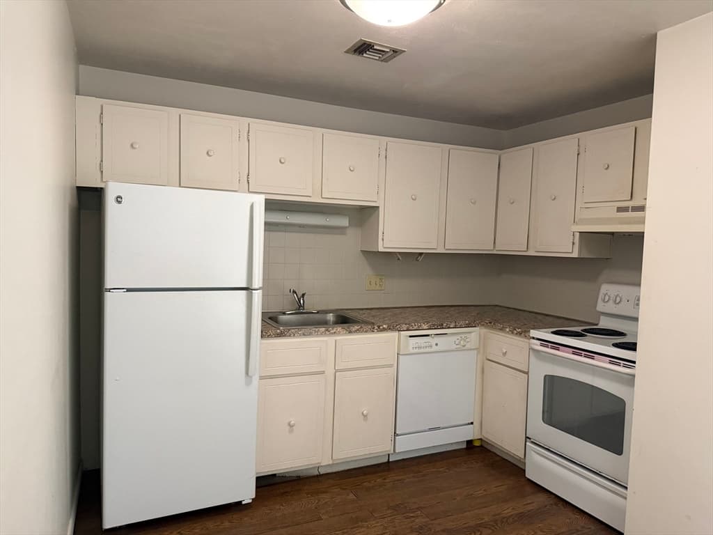Condominium at 176 Maple Ave # 34, Rutland MA 01543, Rutland, photo 2 of 22
