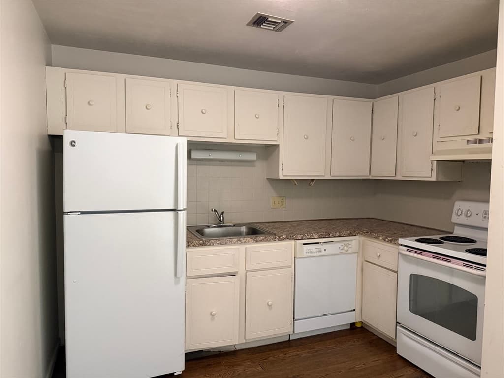 Condominium at 176 Maple Ave # 34, Rutland MA 01543, Rutland, photo 4 of 22