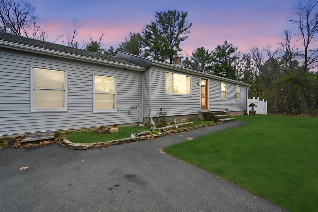 71 Sun Valley Rd, Holyoke MA 01040