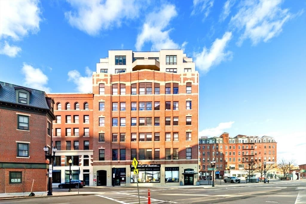 Condominium at 121 Portland St # 902, Boston MA 02114, photo 2 of 25