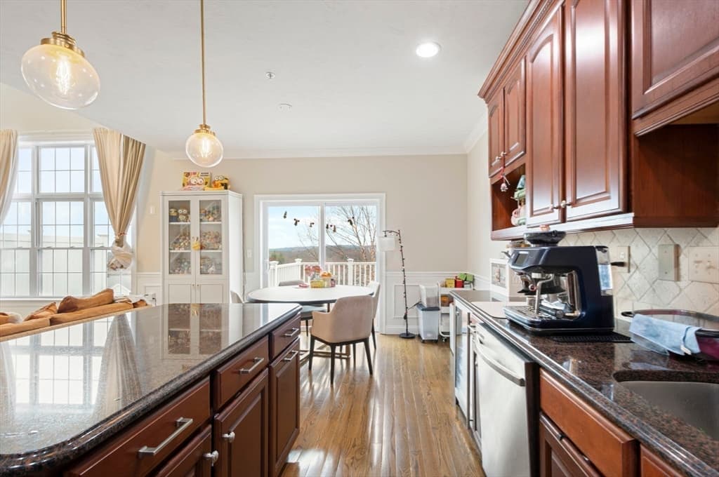 806 Ledgewood Way # 806, Clinton MA 01510