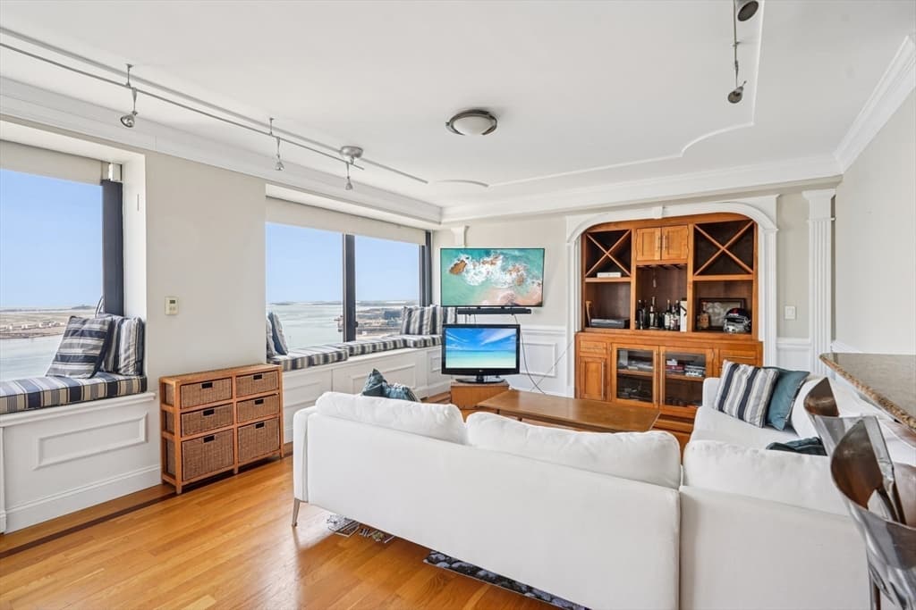 Condominium at 65 East India Row, Boston MA 02110, photo 13 of 23