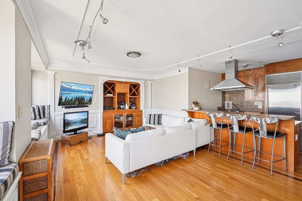 Condominium at 65 East India Row, Boston MA 02110, photo 12 of 23