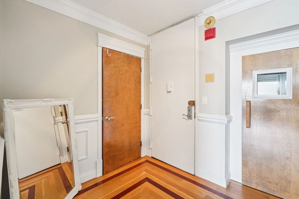 Condominium at 65 East India Row, Boston MA 02110, photo 5 of 23