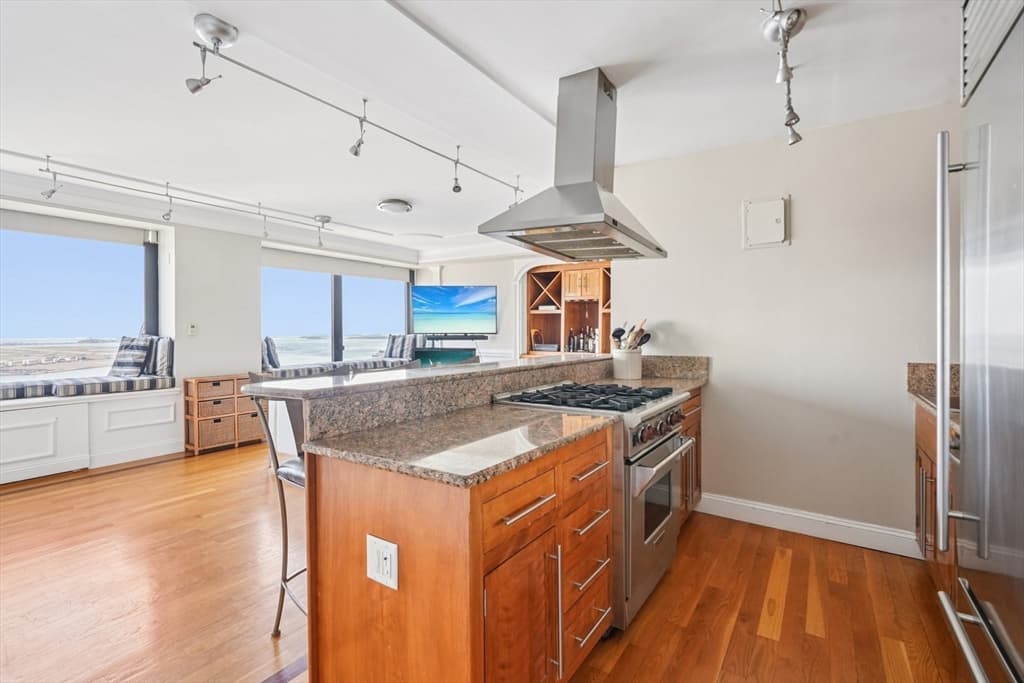 Condominium at 65 East India Row, Boston MA 02110, photo 9 of 23