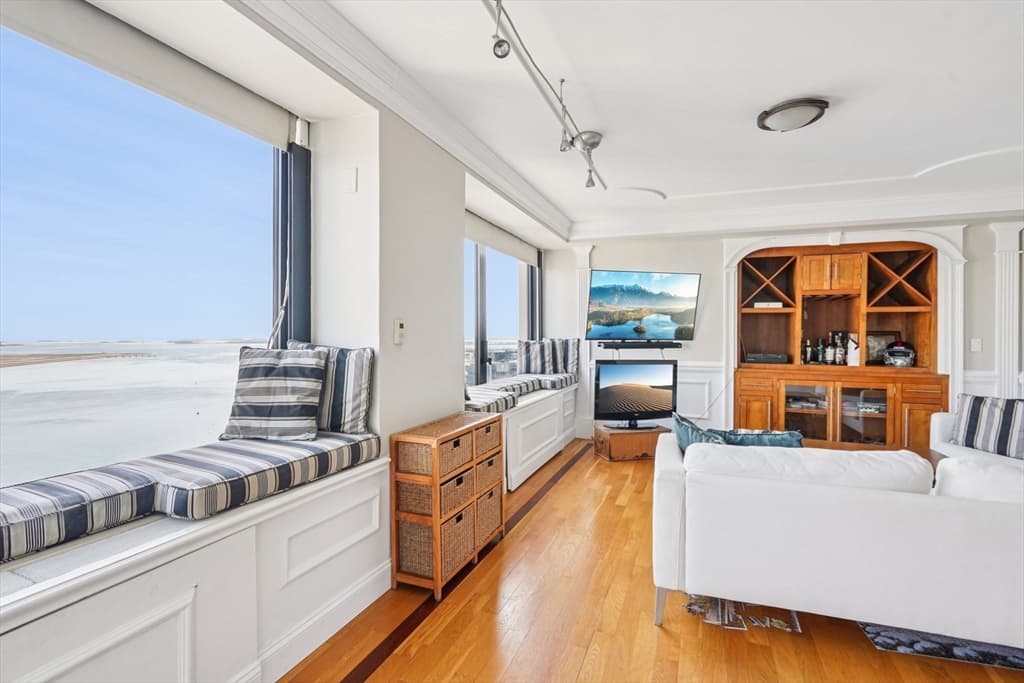 Condominium at 65 East India Row, Boston MA 02110, photo 14 of 23