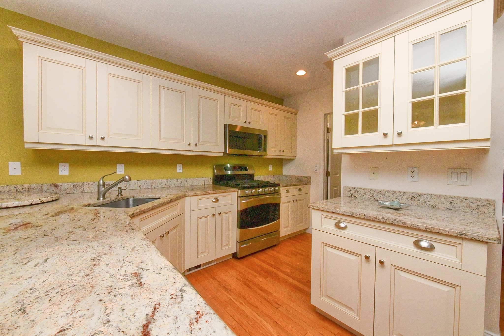 Condominium at 2 Candleberry Ct # 2, Bourne MA 02532, photo 9 of 42