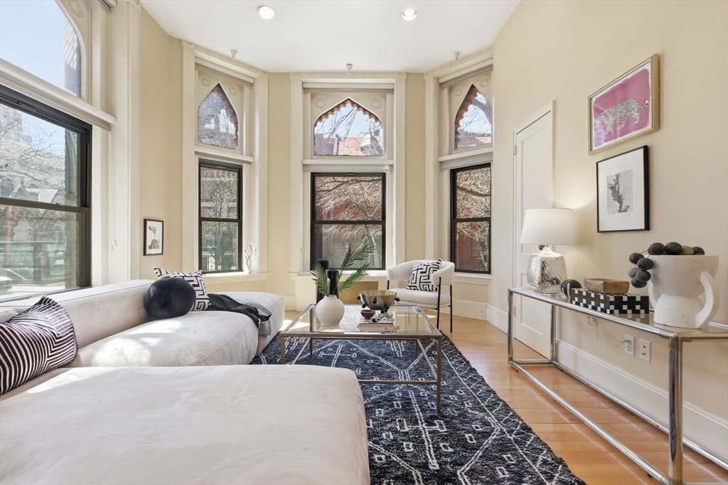 271 Dartmouth # 1F, Boston MA 02116