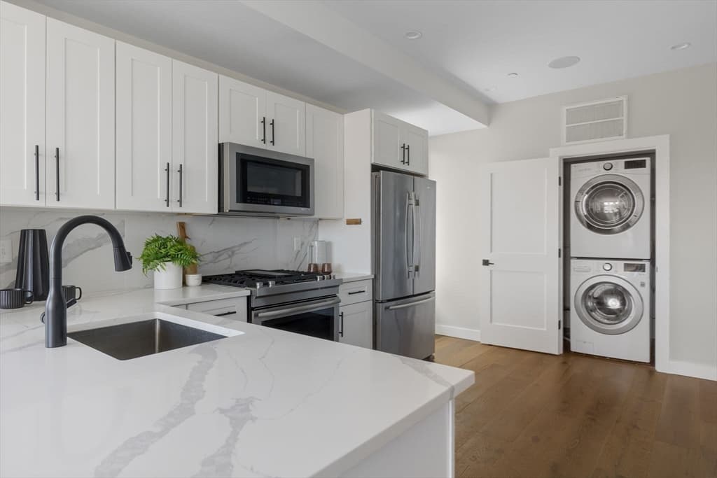 Condominium at 17 Chestnut Ave # 3, Boston MA 02130, photo 9 of 17