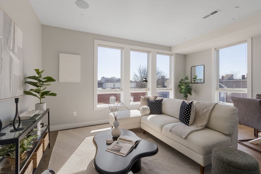 Condominium at 17 Chestnut Ave # 3, Boston MA 02130, photo 8 of 17