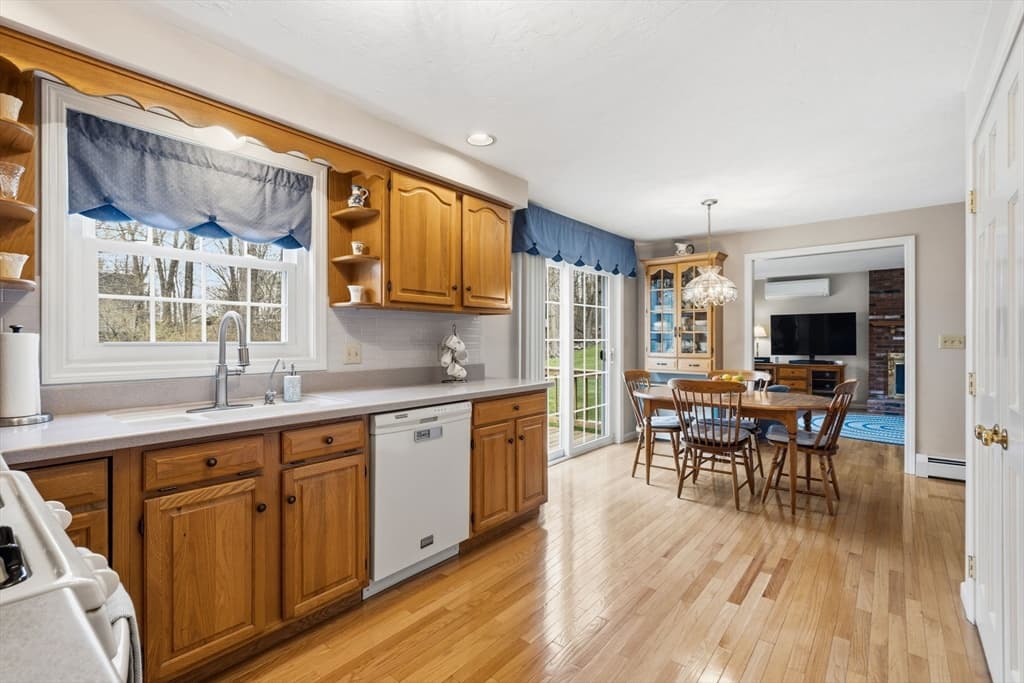 Single Family Residence at 32 Dolly Dr, Worcester MA 01604, photo 12 of 28