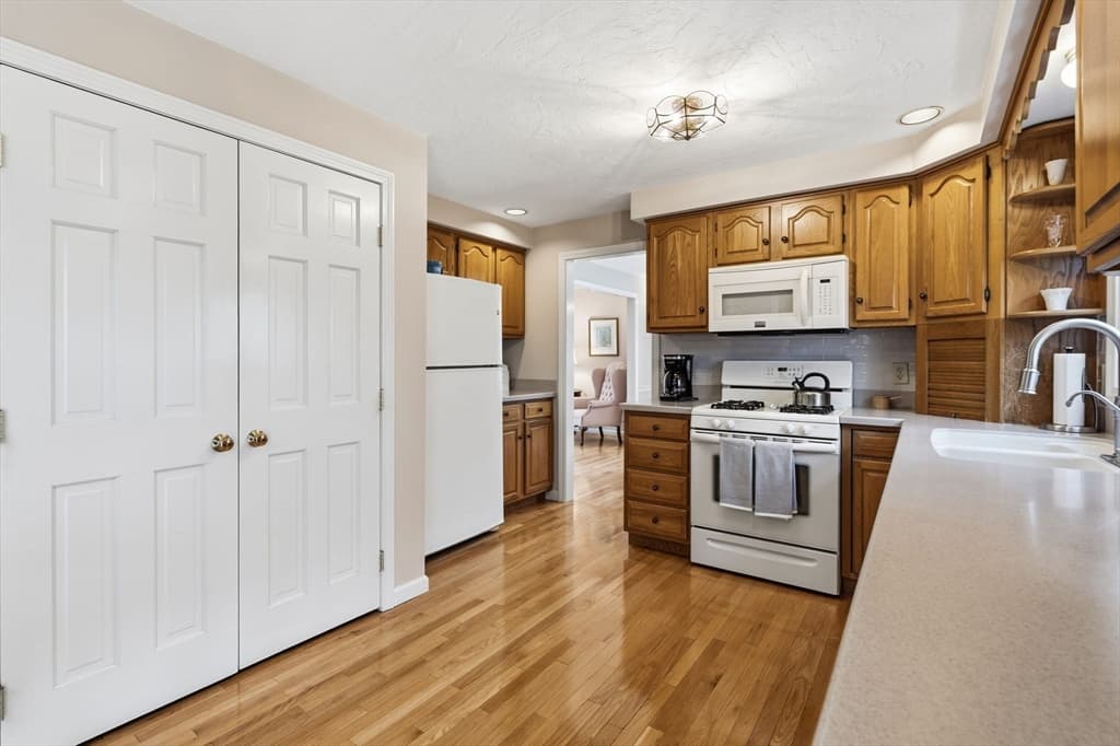 Single Family Residence at 32 Dolly Dr, Worcester MA 01604, photo 11 of 28