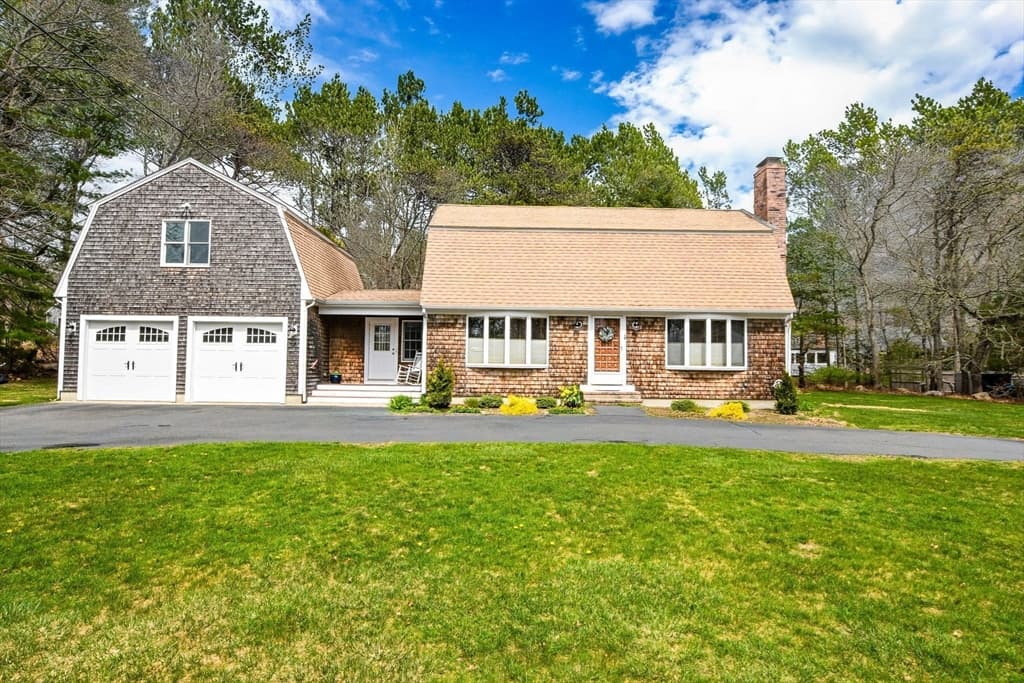 18 Fox Ln, Falmouth MA 02540