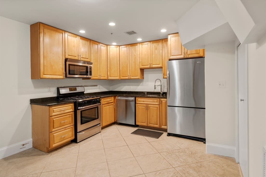 Condominium at 46 N Bennet St # 1, Boston MA 02113, photo 13 of 20