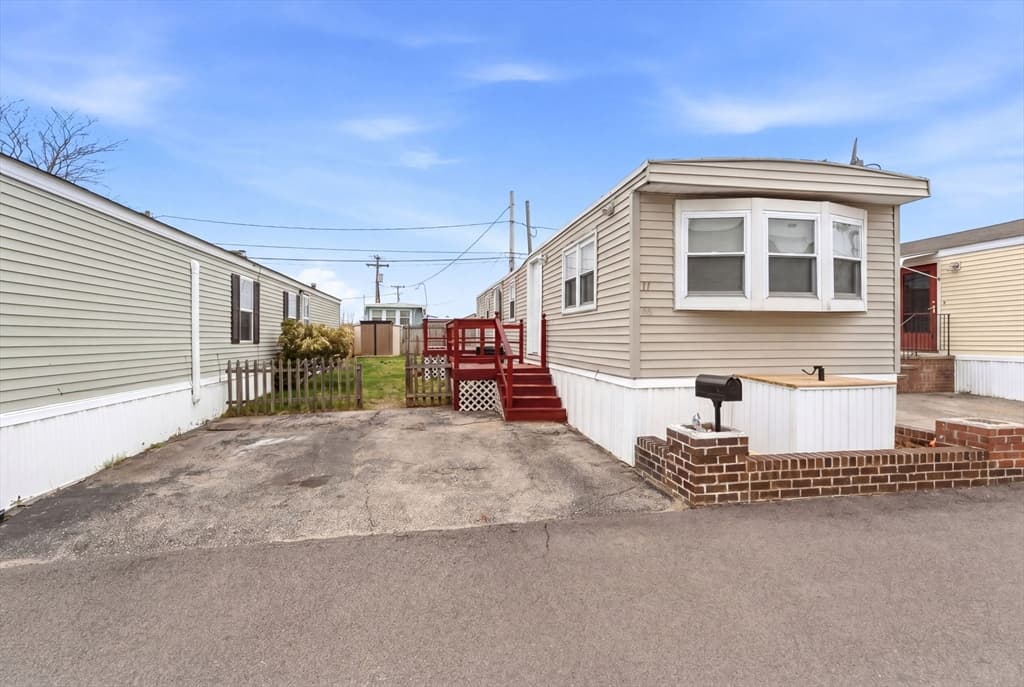 11 East Dr, East Providence RI 02916