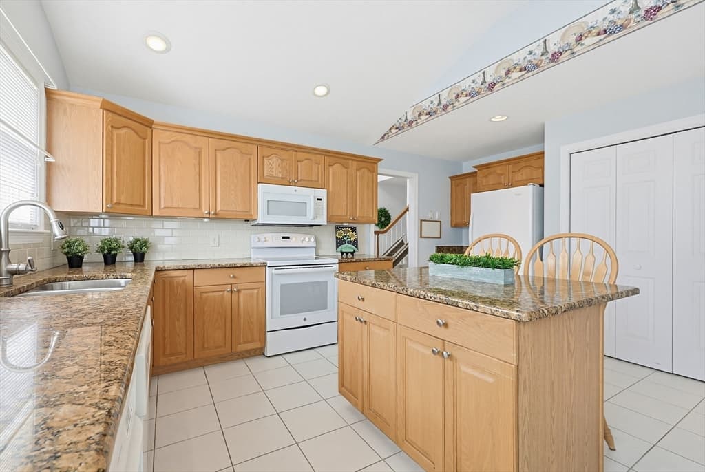 Condominium at 8 Aspen Way # 8, Franklin MA 02038, photo 12 of 41