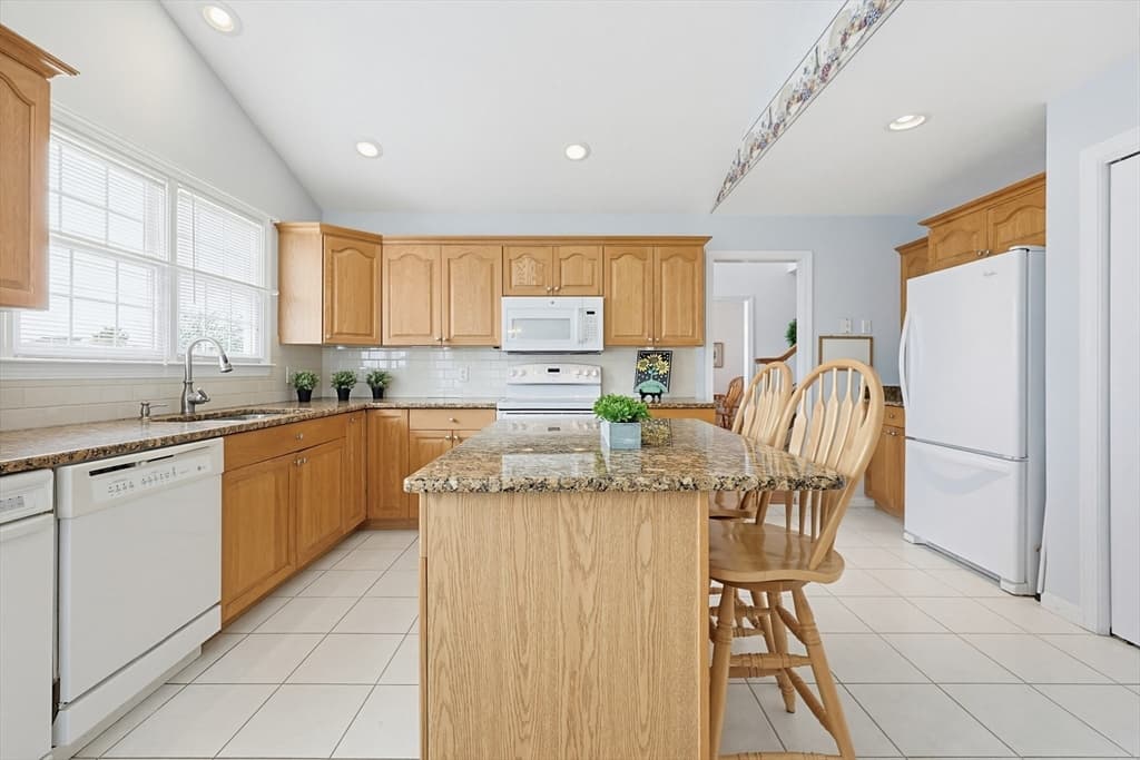 Condominium at 8 Aspen Way # 8, Franklin MA 02038, photo 11 of 41