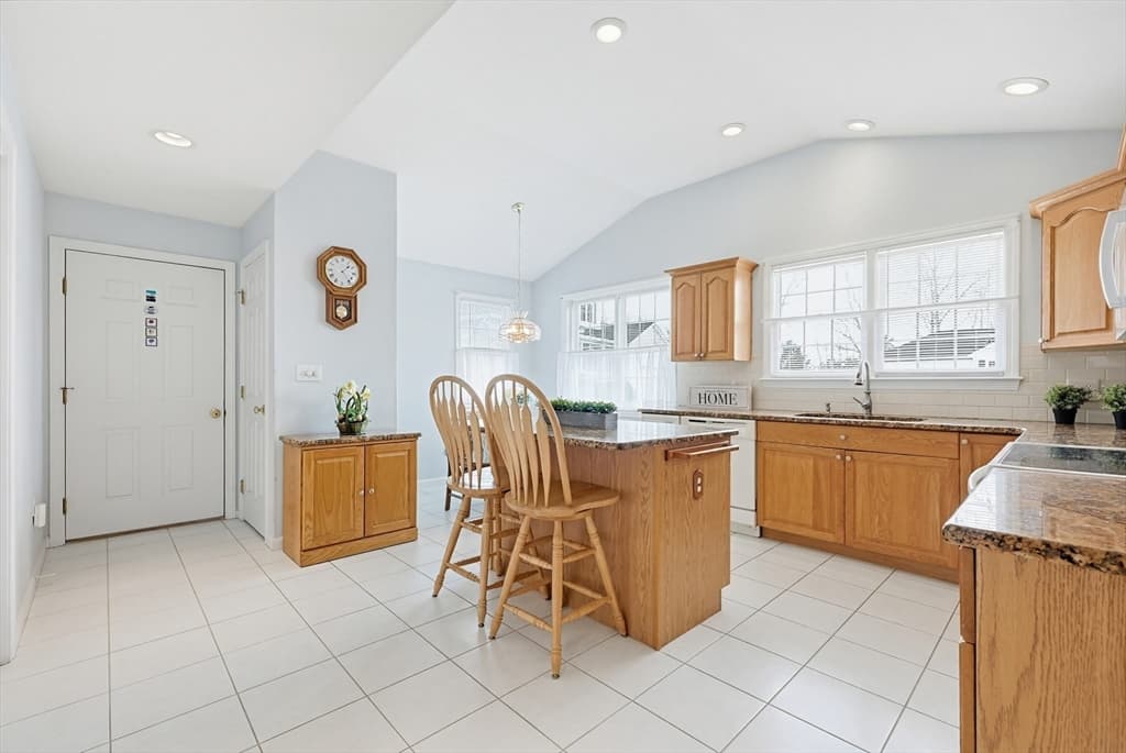 Condominium at 8 Aspen Way # 8, Franklin MA 02038, photo 8 of 41