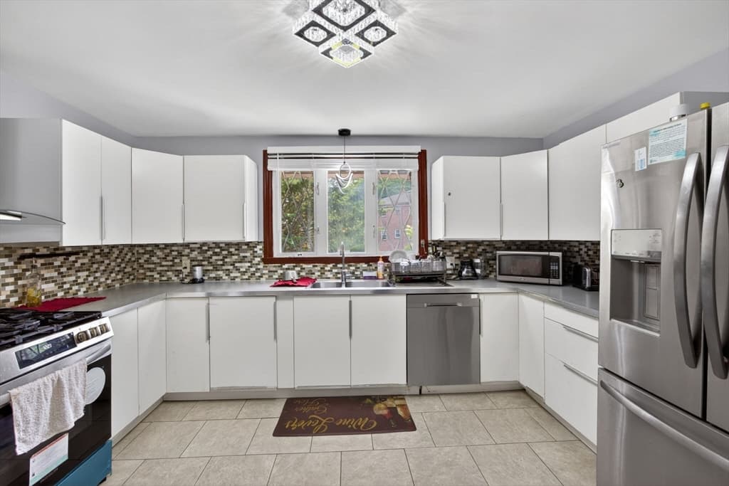 Single Family Residence at 26 Beulah St, Framingham MA 01701, photo 10 of 42