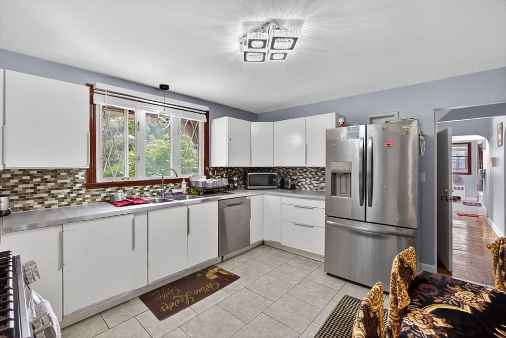 Single Family Residence at 26 Beulah St, Framingham MA 01701, photo 11 of 42