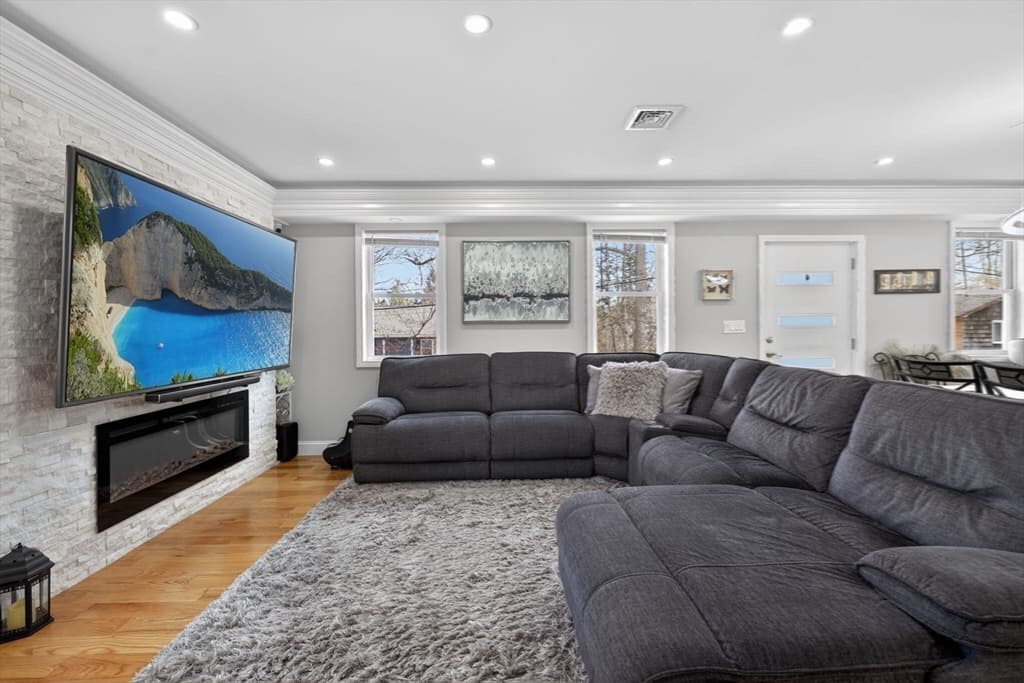 Single Family Residence at 50 Great Elm Road, Billerica MA 01821, photo 6 of 29