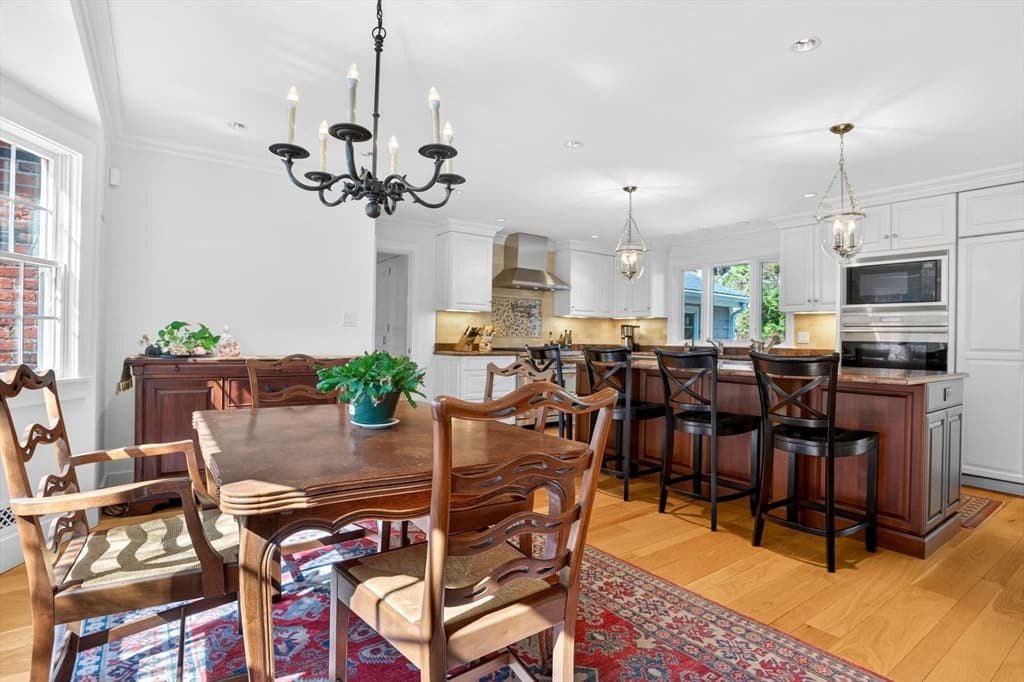 8 Buttercup Ln, Dover MA 02030