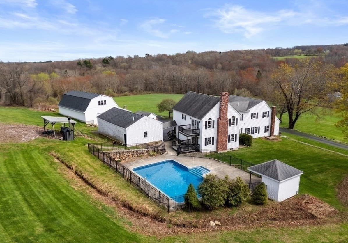 63 Uxbridge Rd, Sutton MA 01590