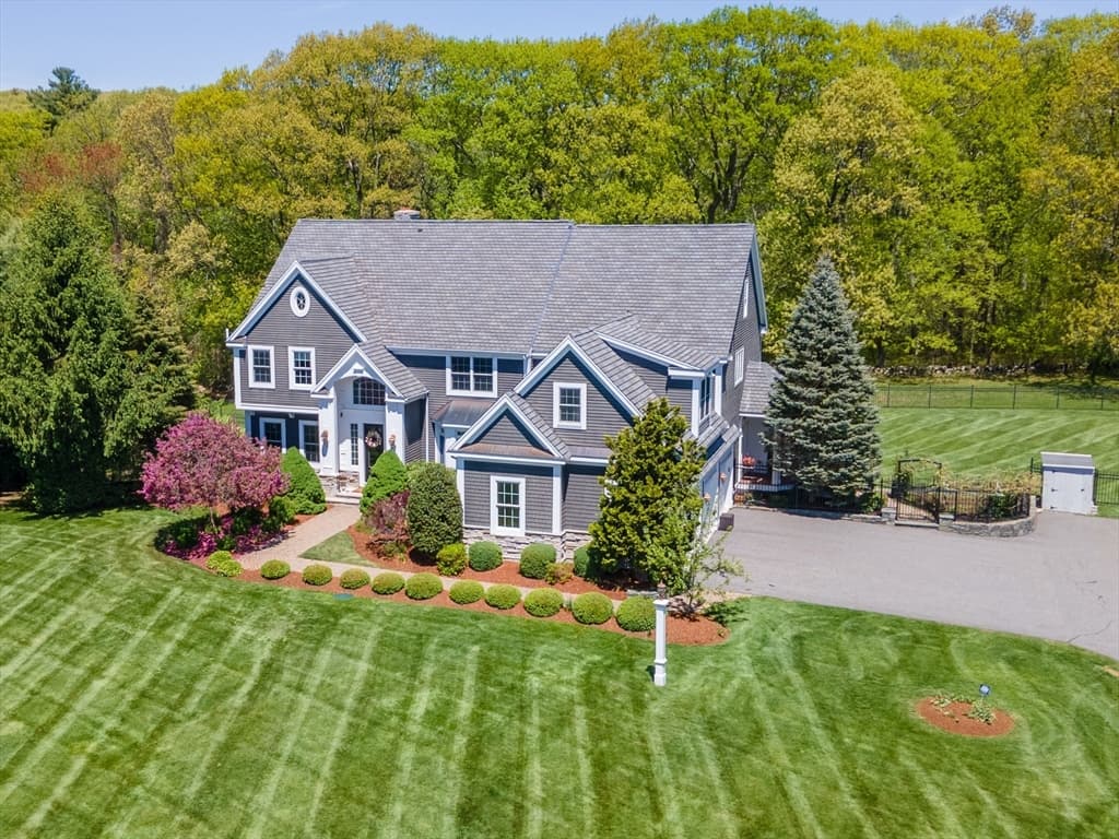 4 Nipmuc Lane, Southborough MA 01772