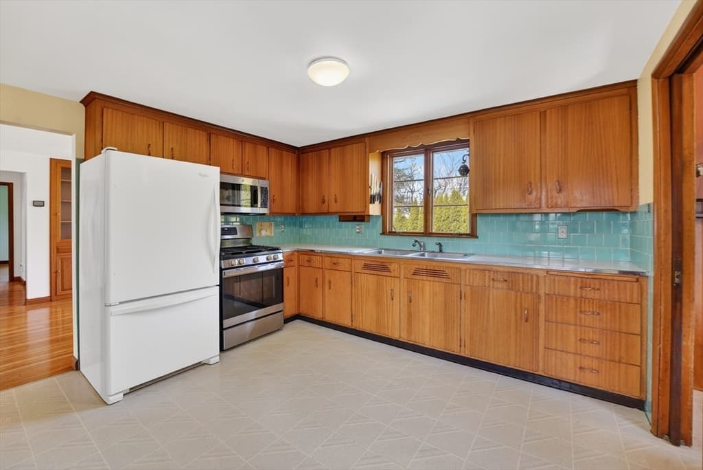 6 Desmond Dr, Nahant MA 01908 photo 7