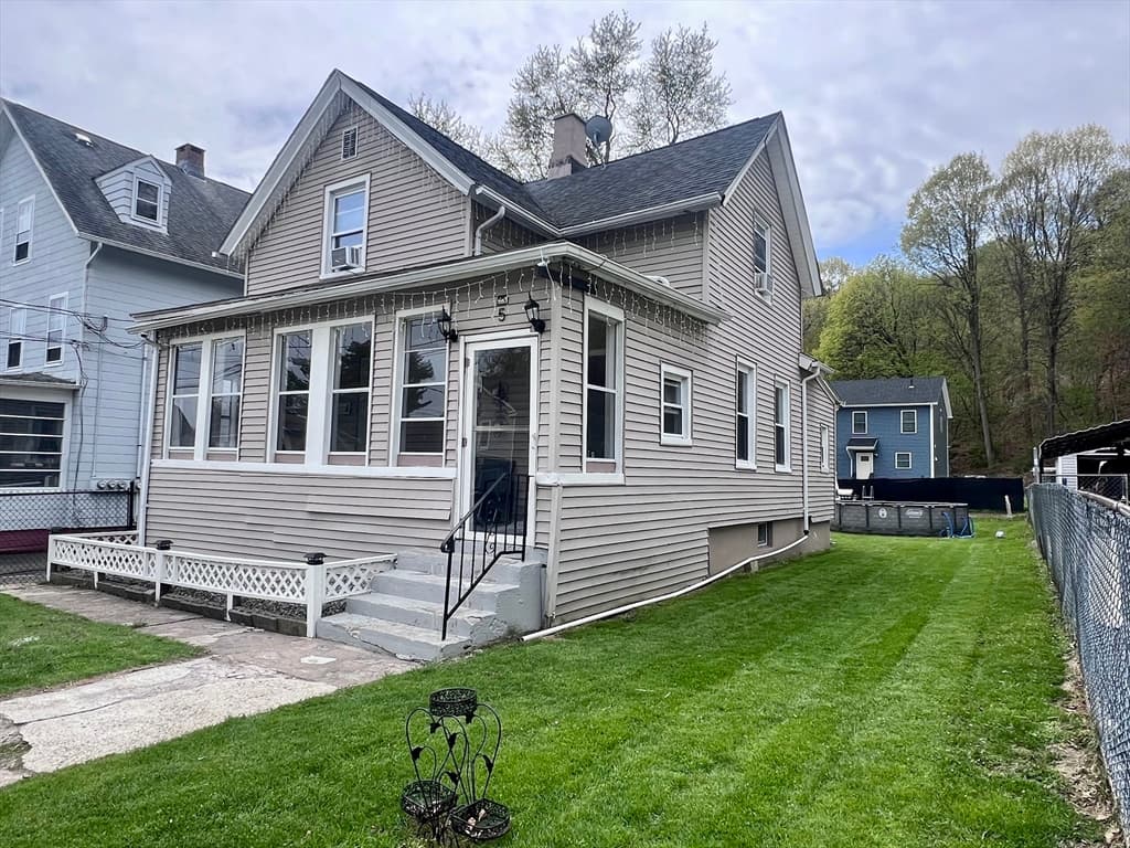 5 Vernon St, Holyoke MA 01040