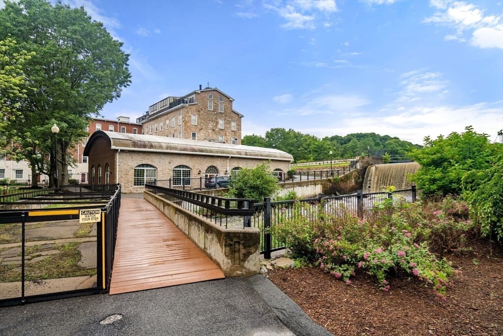 20 N Stone Mill Dr # 1026, Dedham MA 02026