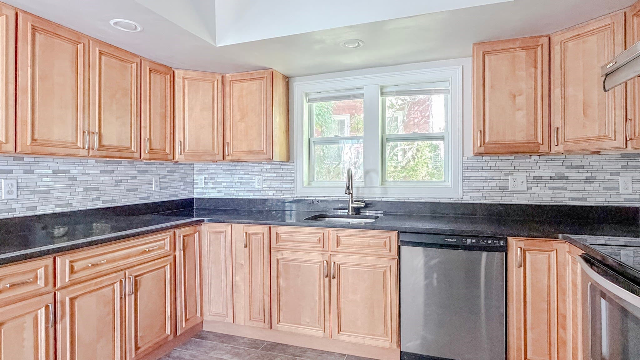 Single Family Residence at 4 Longfellow Rd, Worcester MA 01602, photo 10 of 36