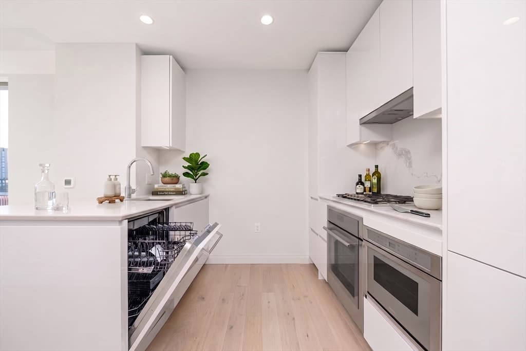 Condominium at 135 Seaport Blvd # 1508, Boston MA 02210, photo 3 of 31