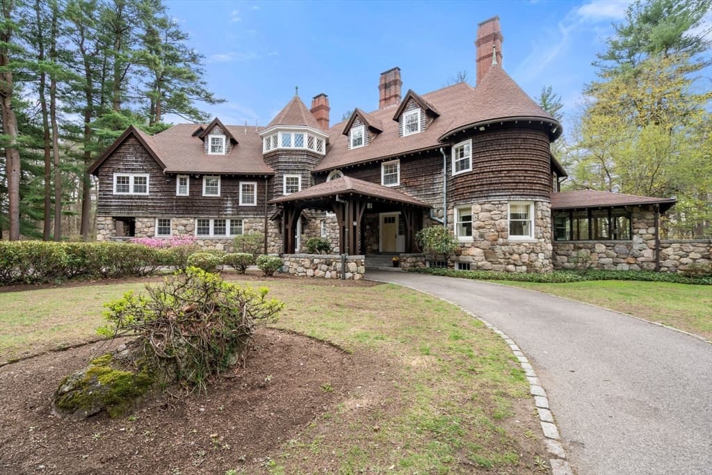 650 Canton Ave, Milton MA 02186 photo 2