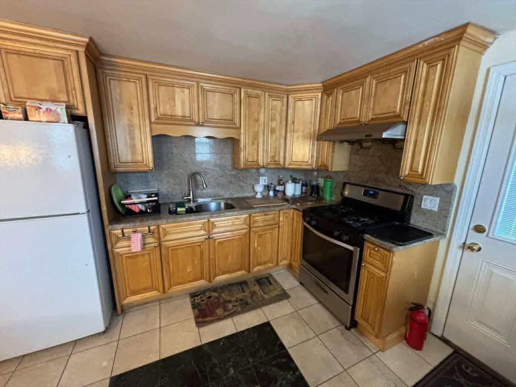 Single Family Residence at 11 Othello St, Brockton MA 02301, Brockton, photo 4 of 18
